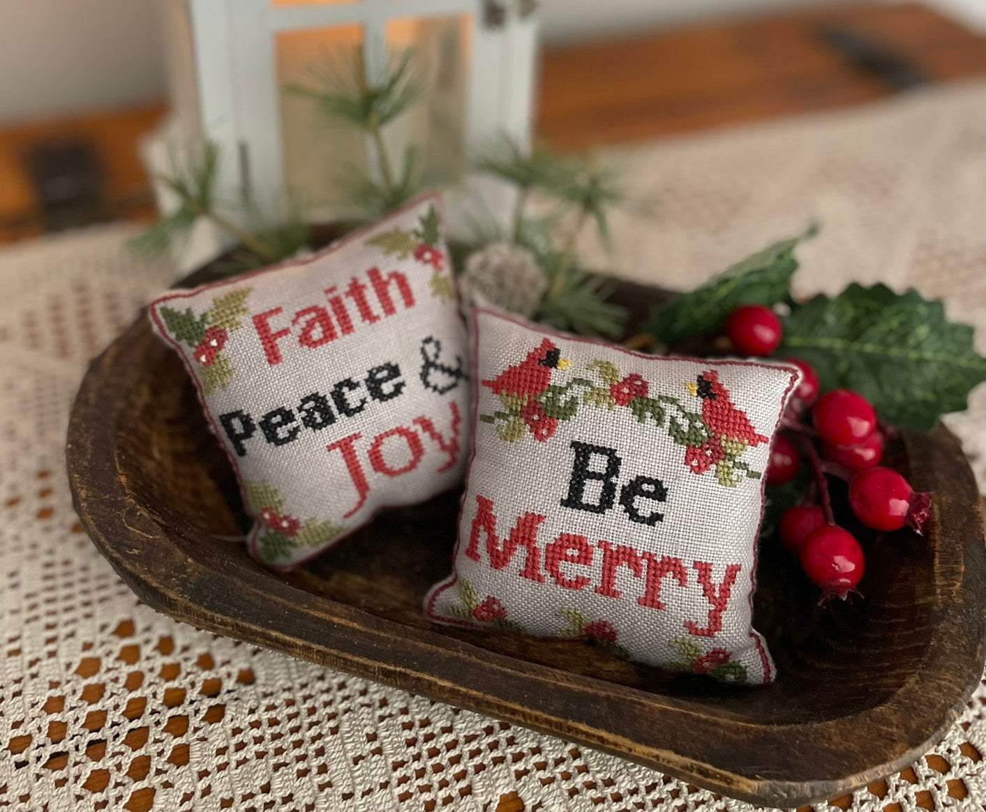 Merry & Faith Pillows pattern by Mani Di Donna