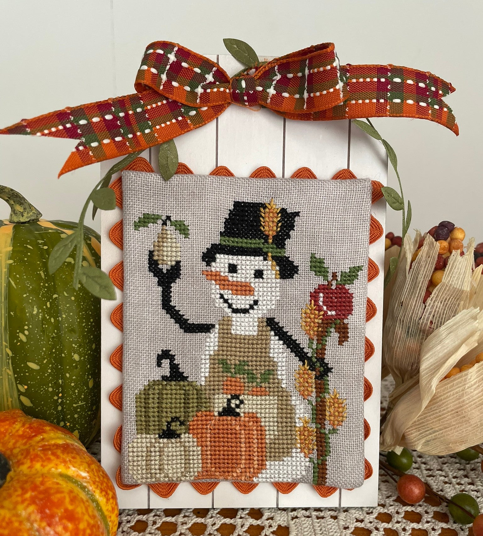The Pumpkins’ Snowman pattern by Mani Di Donna