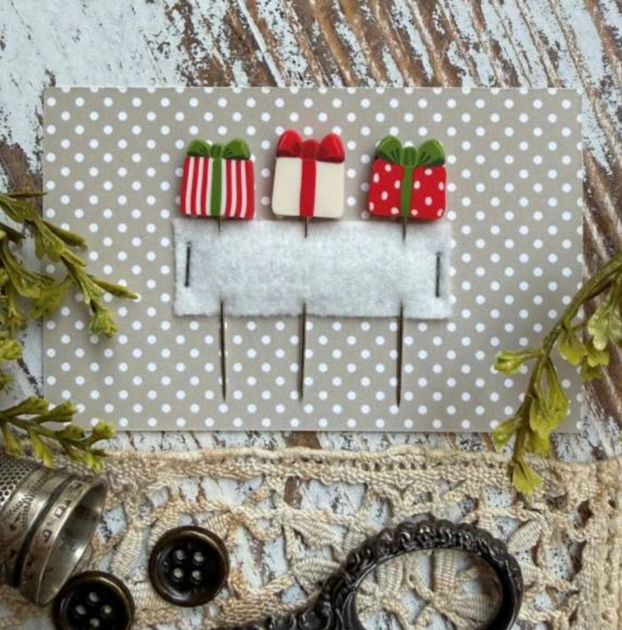 Christmas Gifts Pin Set by Puntini Puntini