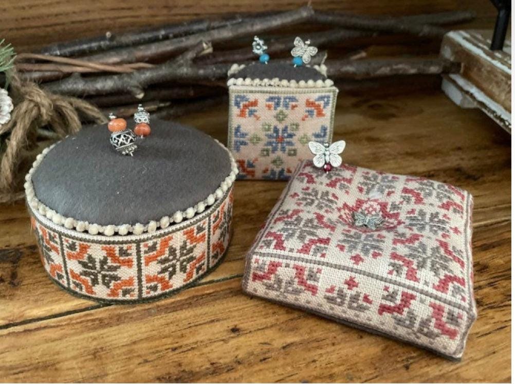 Pincushion Lovers pattern by Mani di Donna